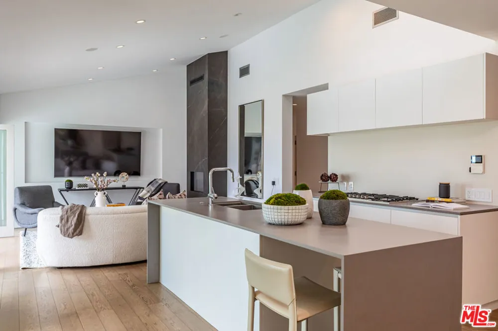 1667 Rising Glen Road Los Angeles, CA 90069