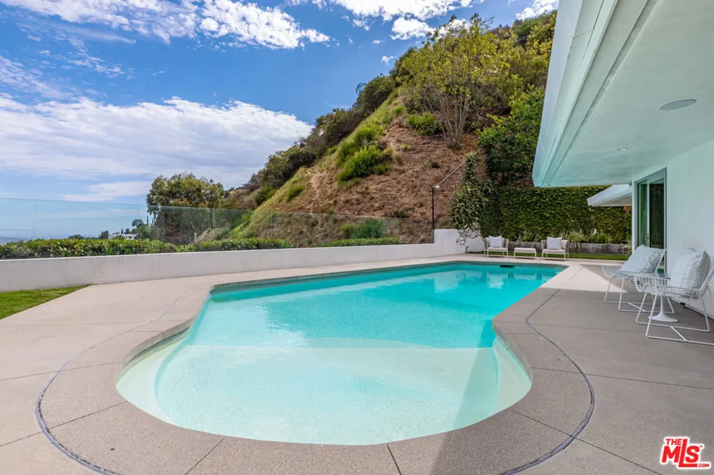 1667 Rising Glen Road Los Angeles, CA 90069