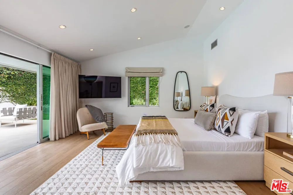 1667 Rising Glen Road Los Angeles, CA 90069