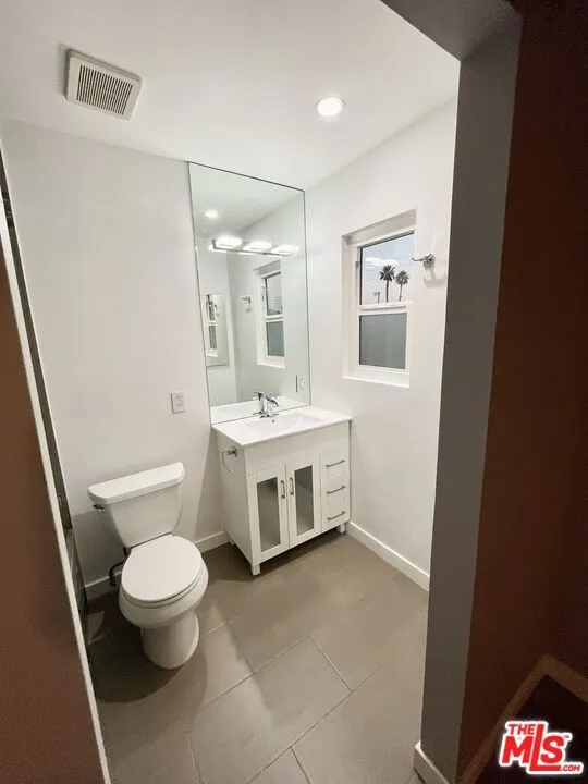 10817 WHIPPLE STREET #18 Toluca Lake, CA 91602