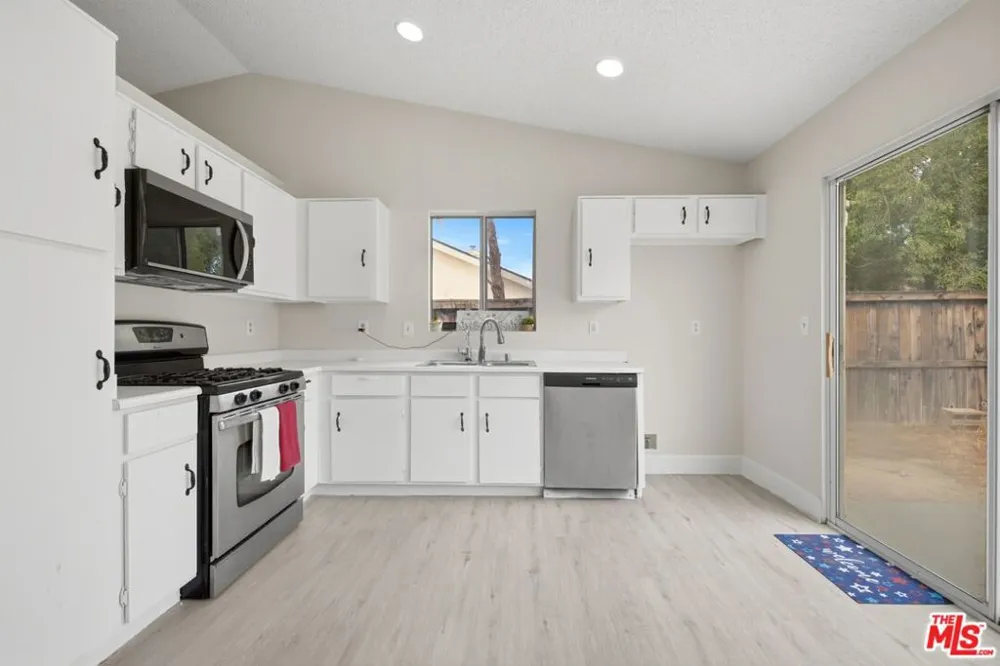 1325 Bradford Avenue Rosamond, CA 93560