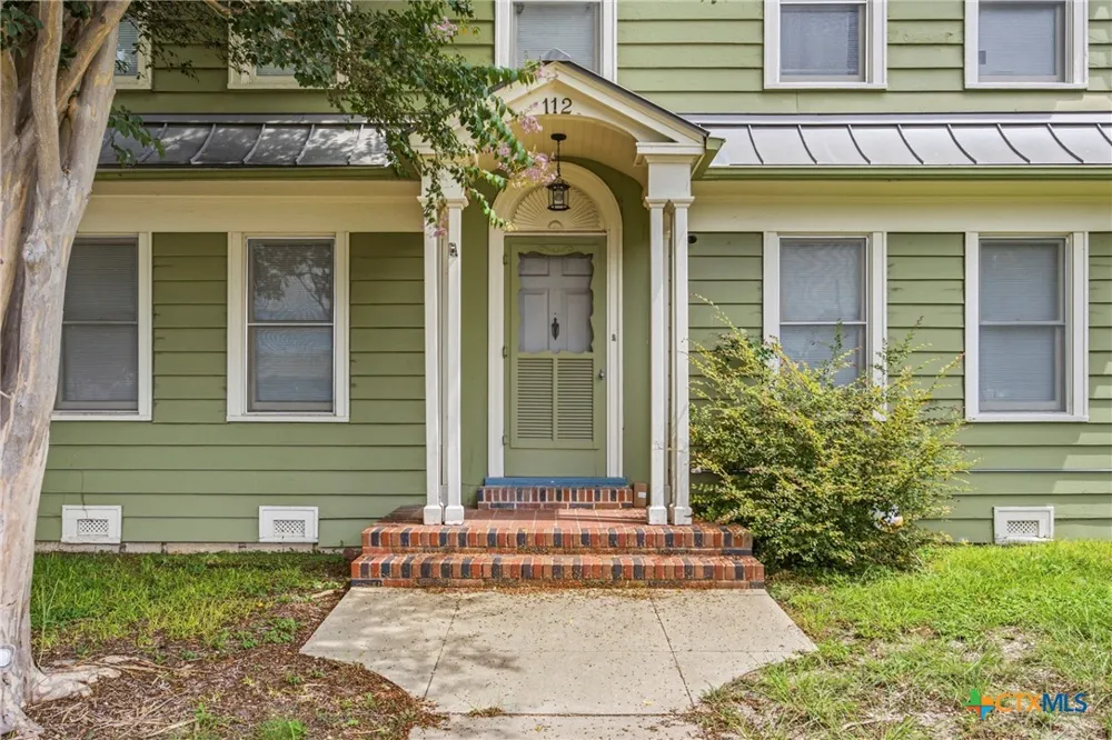 108 E College Street Seguin, TX 78155