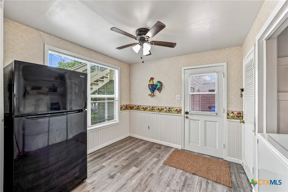 108 E College Street Seguin, TX 78155