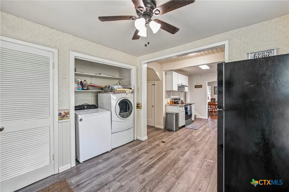 108 E College Street Seguin, TX 78155