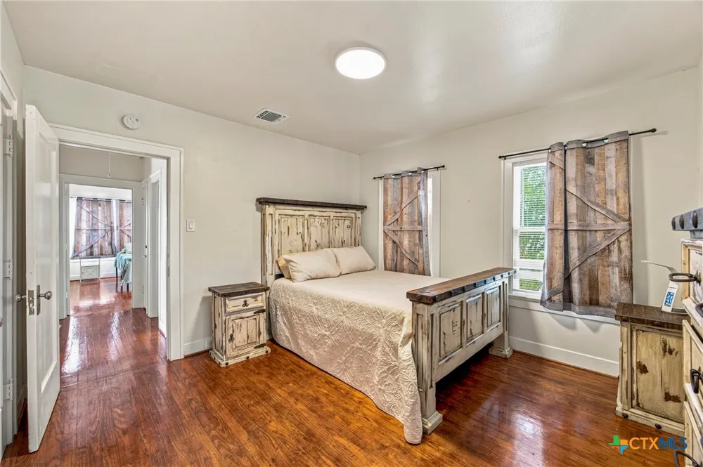 108 E College Street Seguin, TX 78155