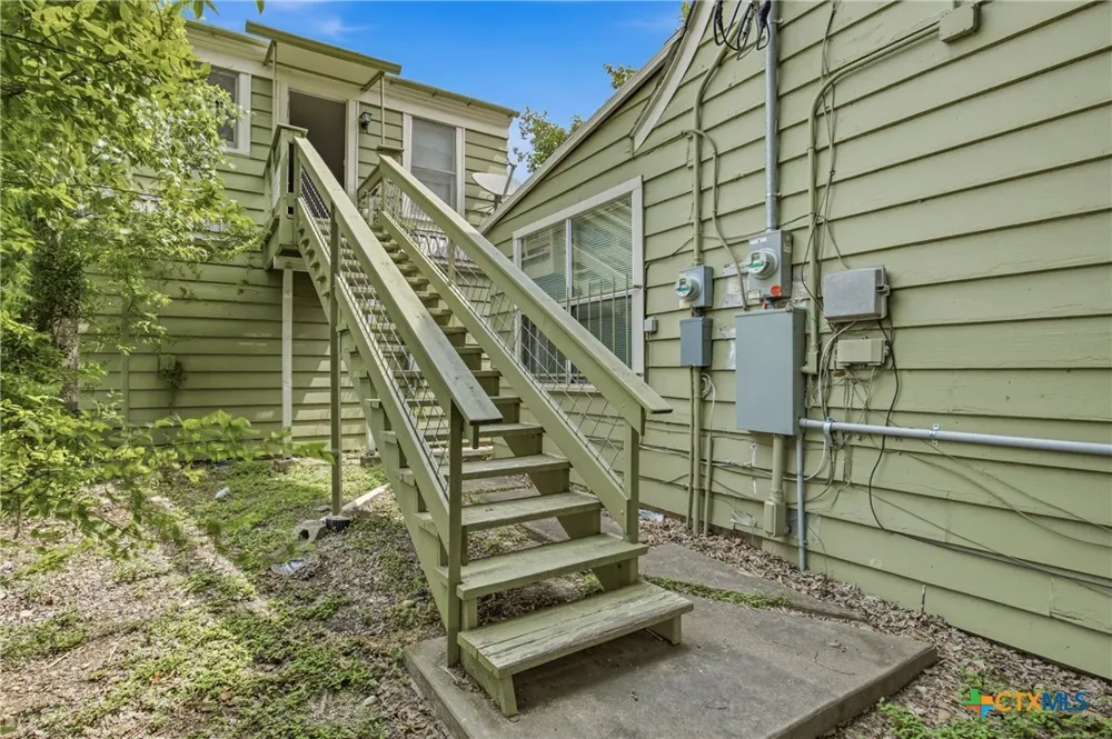 108 E College Street Seguin, TX 78155