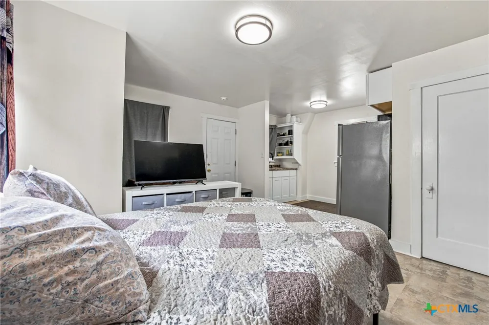 108 E College Street Seguin, TX 78155