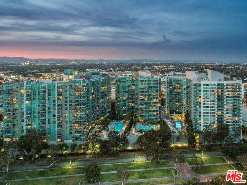 13700 Marina Pointe Drive #1514 Marina del Rey, CA 90292
