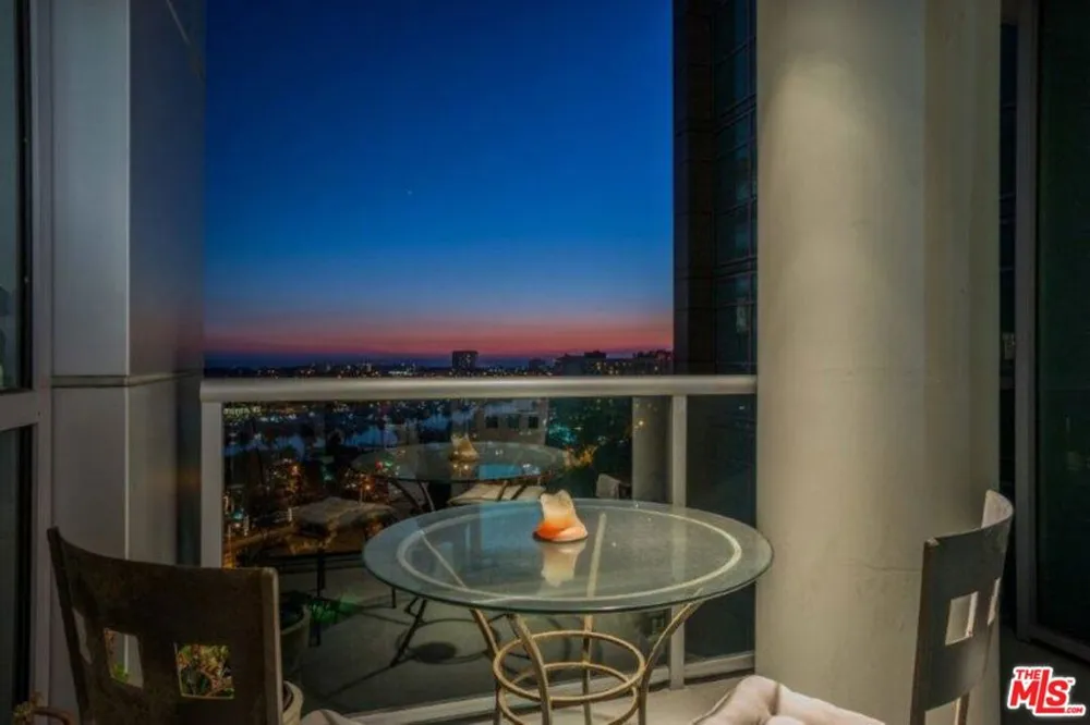 13700 Marina Pointe Drive #1514 Marina del Rey, CA 90292