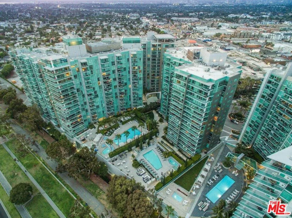 13700 Marina Pointe Drive #1514 Marina del Rey, CA 90292