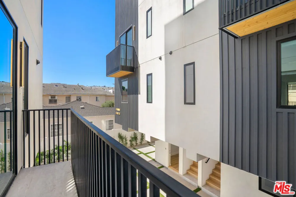 111 Orlando Avenue Los Angeles, CA 90048