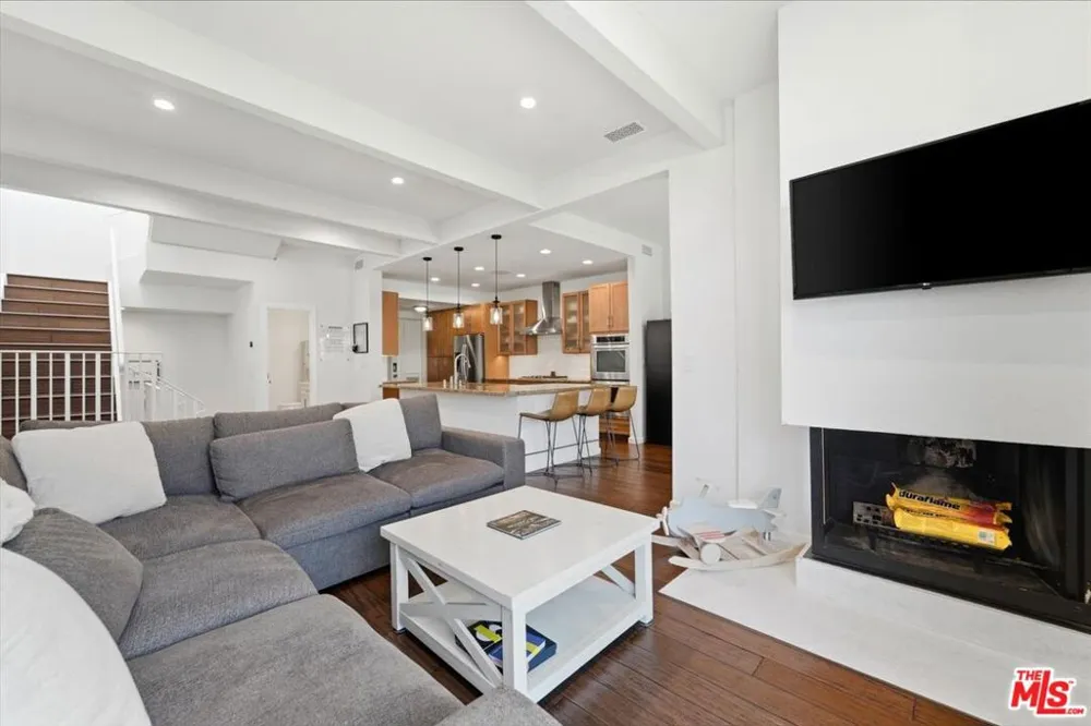 1544 Michael Lane Los Angeles, CA 90272