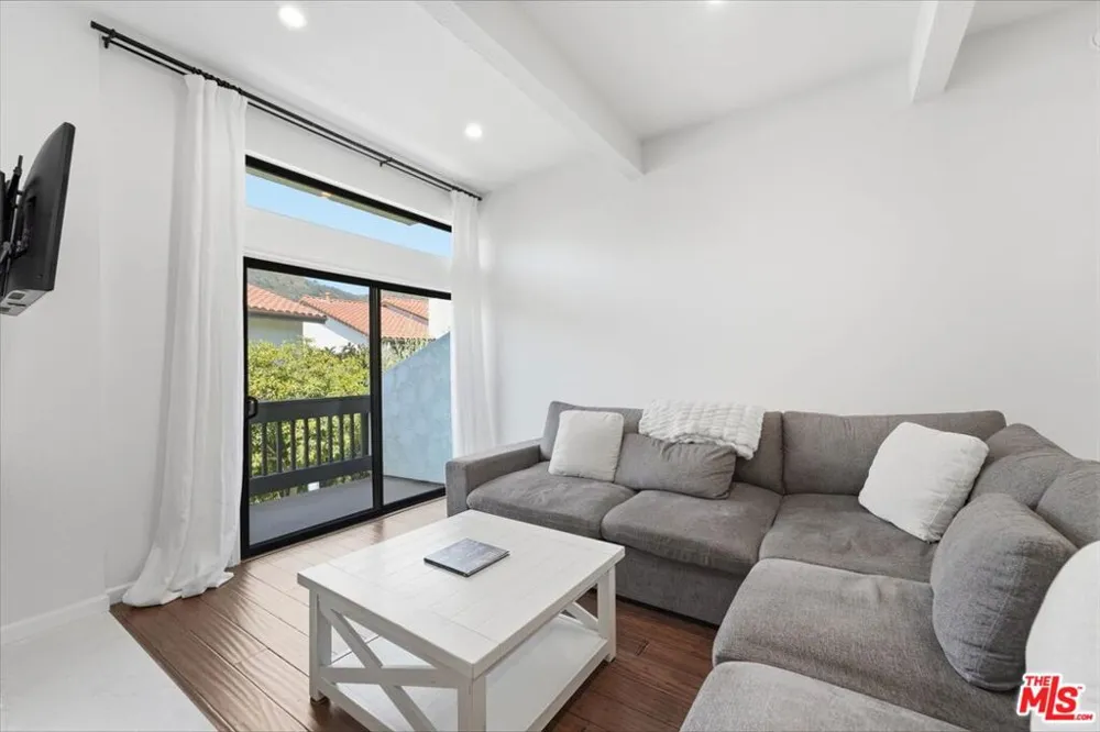 1544 Michael Lane Los Angeles, CA 90272