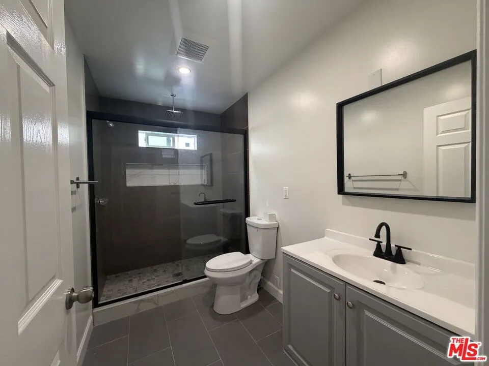 915 S Grand View Street Los Angeles, CA 90006