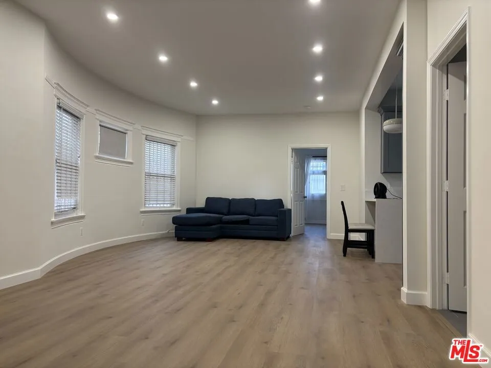 915 S Grand View Street Los Angeles, CA 90006