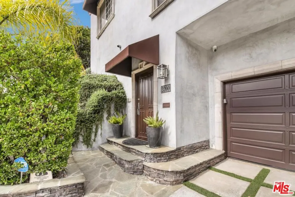 3200 Primera Avenue Los Angeles, CA 90068
