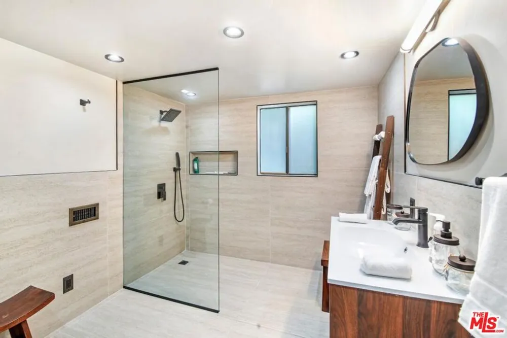 3200 Primera Avenue Los Angeles, CA 90068