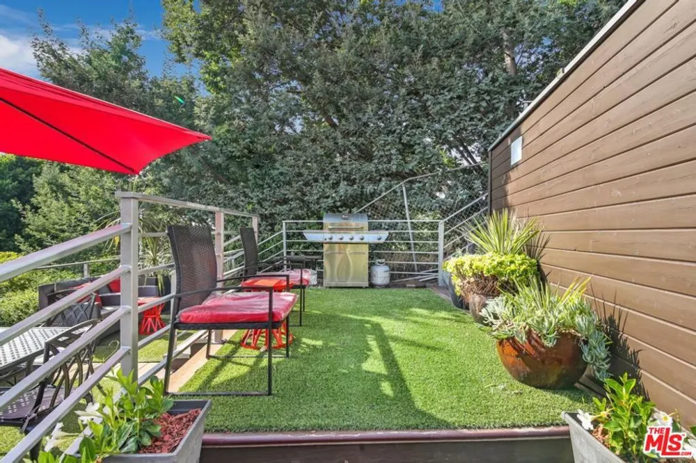 3200 Primera Avenue Los Angeles, CA 90068