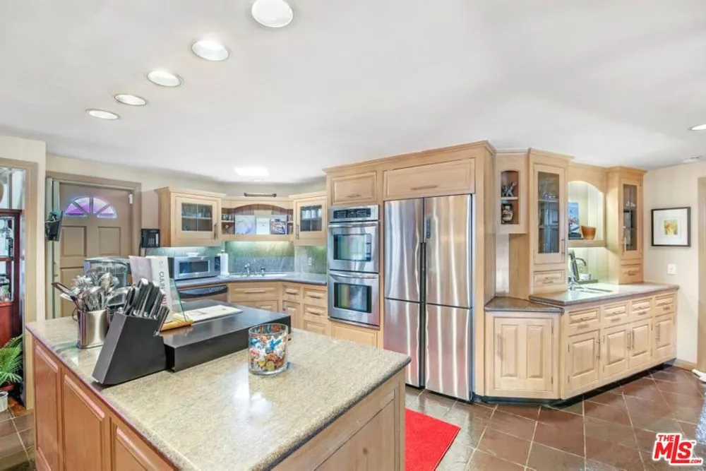 3200 Primera Avenue Los Angeles, CA 90068