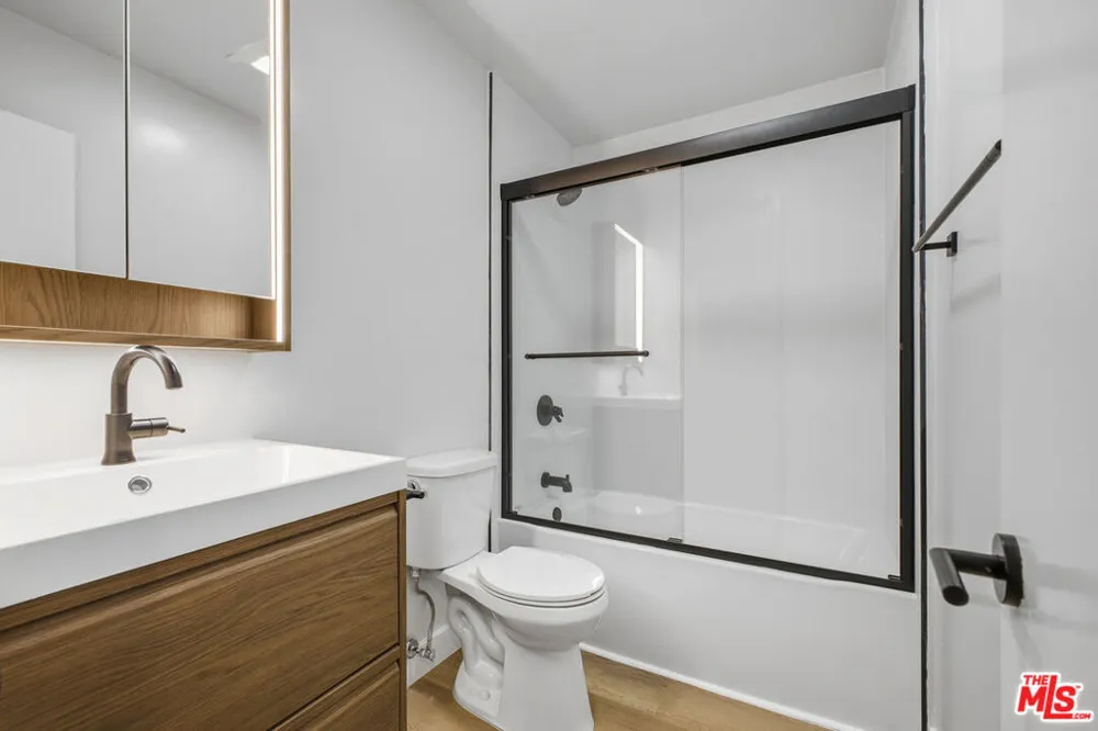 1337 S Hoover Street #1505 # 3 Los Angeles, CA 90006