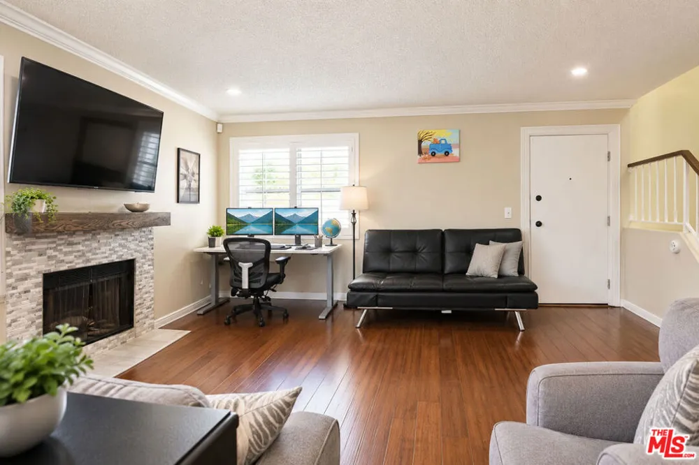 27066 Hidaway Avenue #4 Santa Clarita, CA 91351