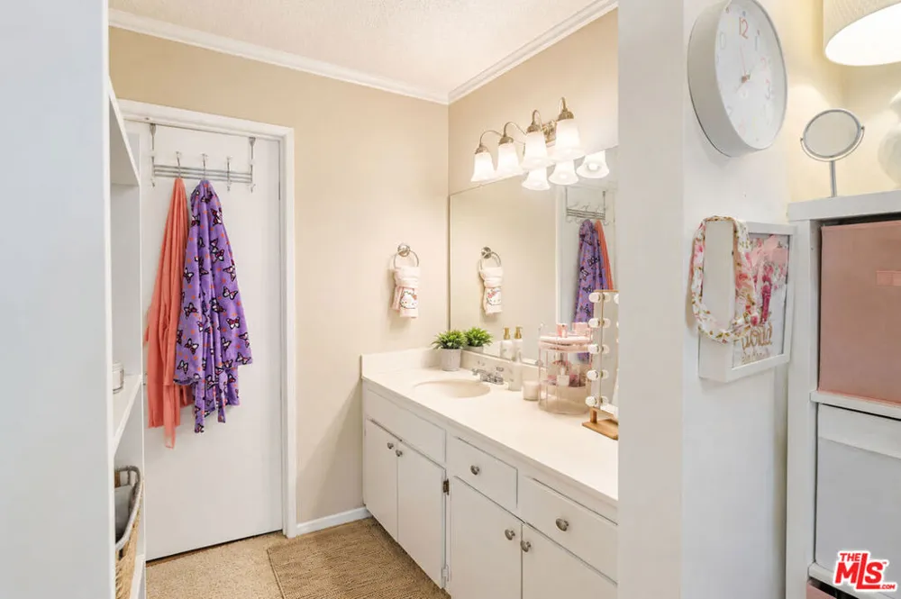 27066 Hidaway Avenue #4 Santa Clarita, CA 91351
