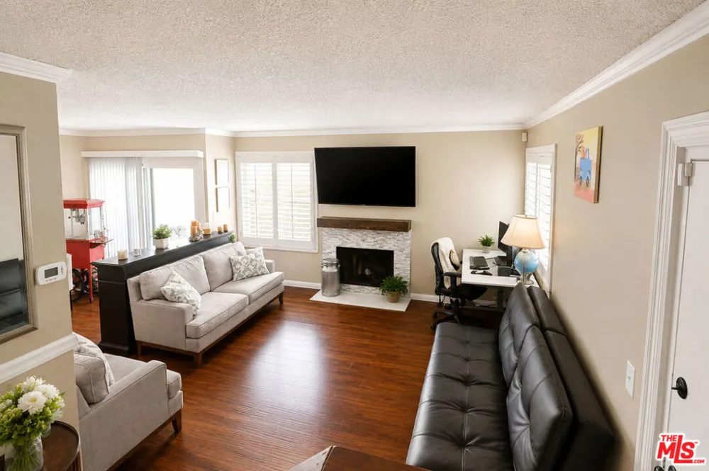 27066 Hidaway Avenue #4 Santa Clarita, CA 91351