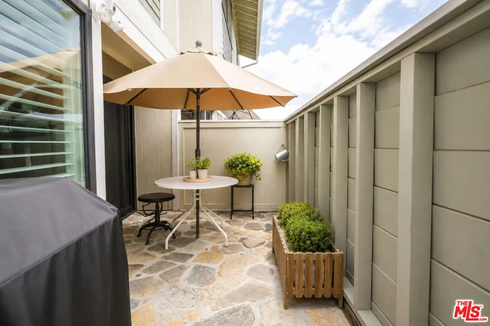27066 Hidaway Avenue #4 Santa Clarita, CA 91351