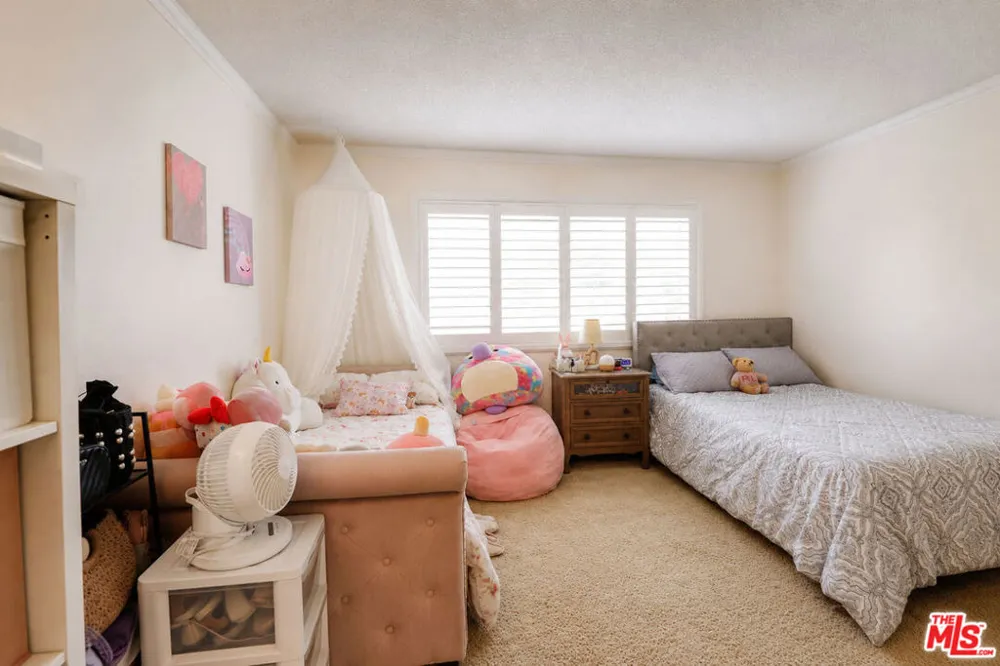 27066 Hidaway Avenue #4 Santa Clarita, CA 91351