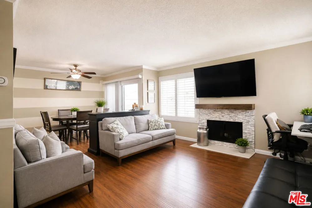 27066 Hidaway Avenue #4 Santa Clarita, CA 91351