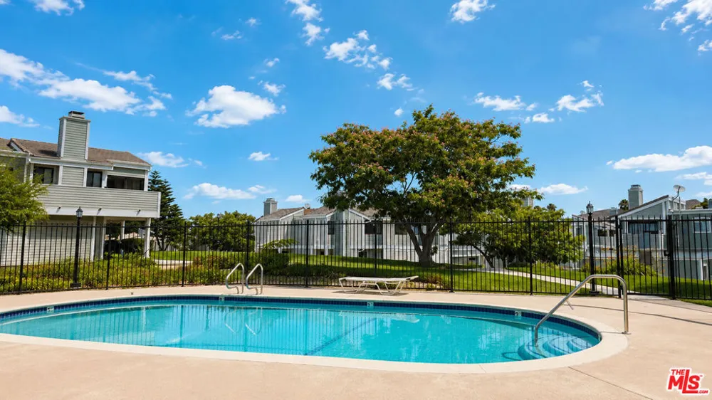 27066 Hidaway Avenue #4 Santa Clarita, CA 91351