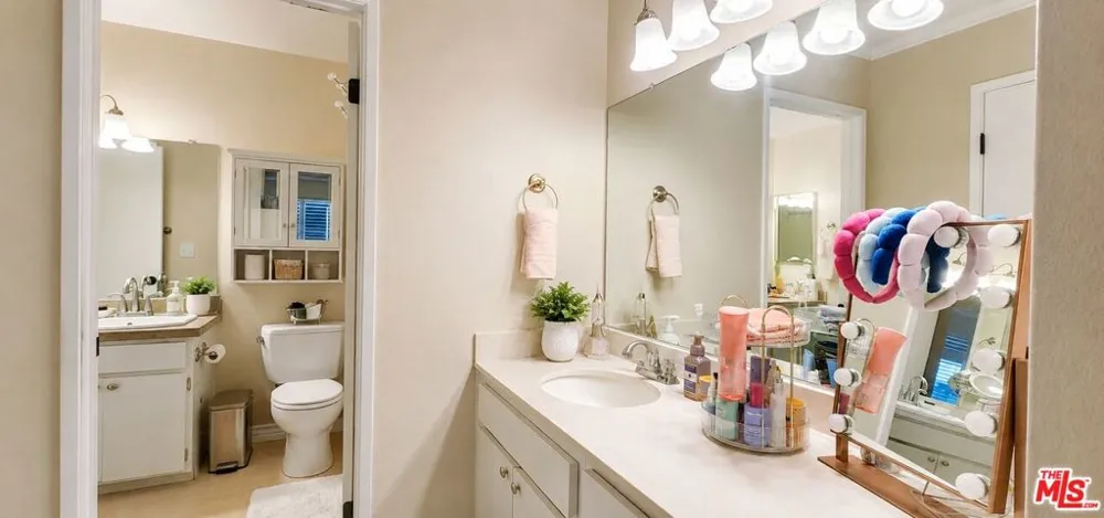 27066 Hidaway Avenue #4 Santa Clarita, CA 91351