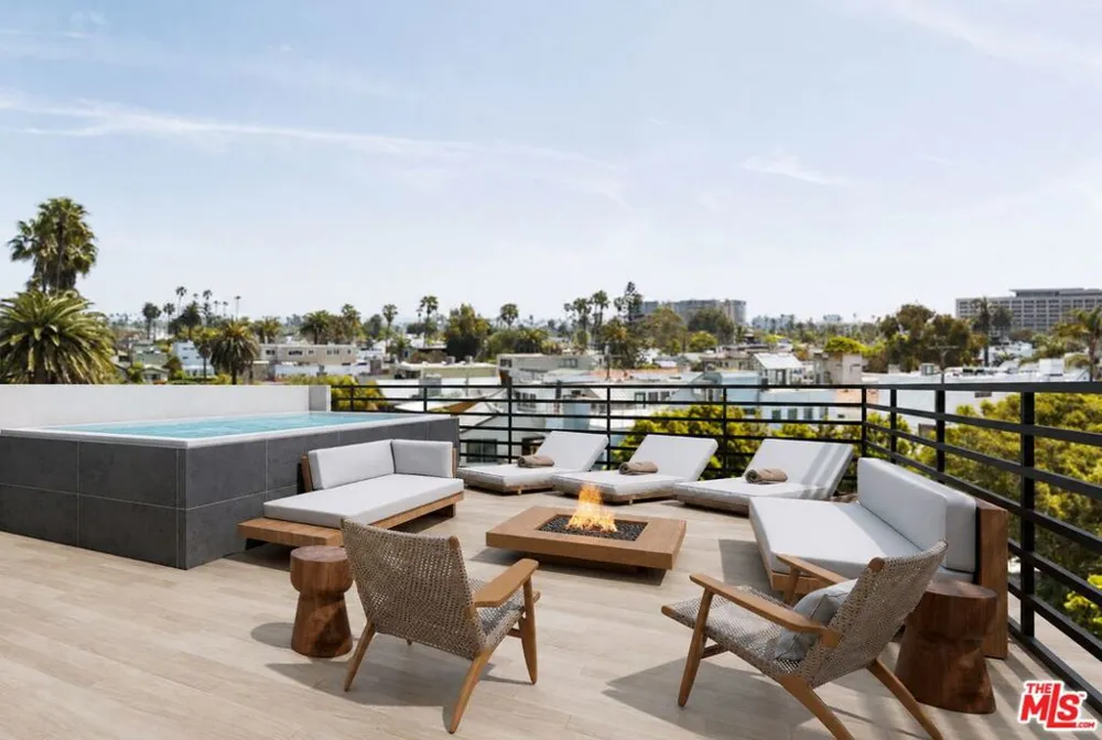 404 Linnie Canal Venice, CA 90291