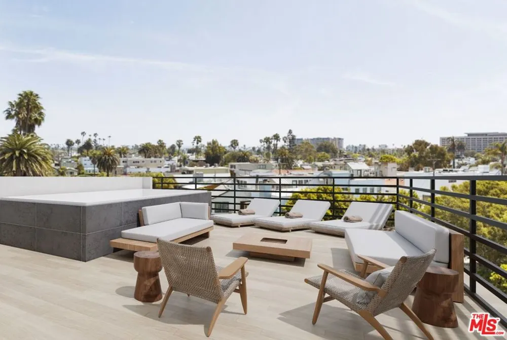 404 Linnie Canal Venice, CA 90291
