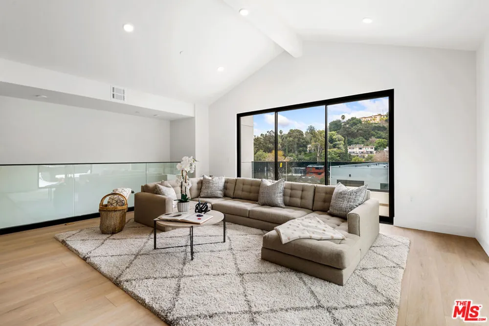 3659 Regal Place Los Angeles, CA 90068