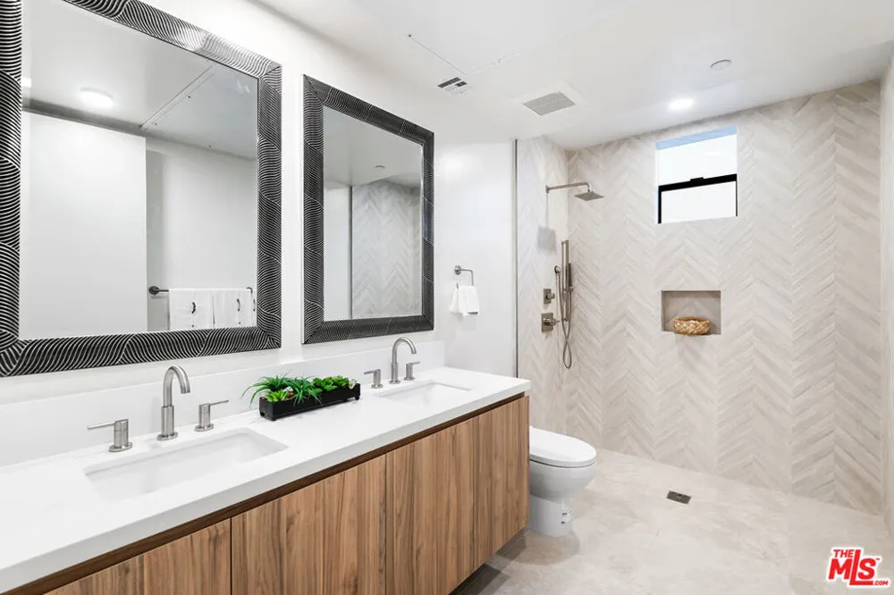3659 Regal Place Los Angeles, CA 90068
