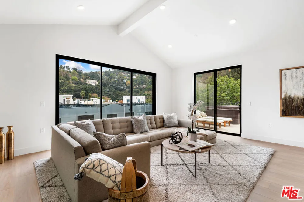 3659 Regal Place Los Angeles, CA 90068