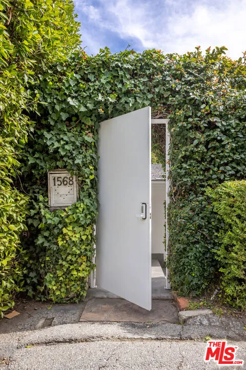 1568 Viewsite Drive Los Angeles, CA 90069