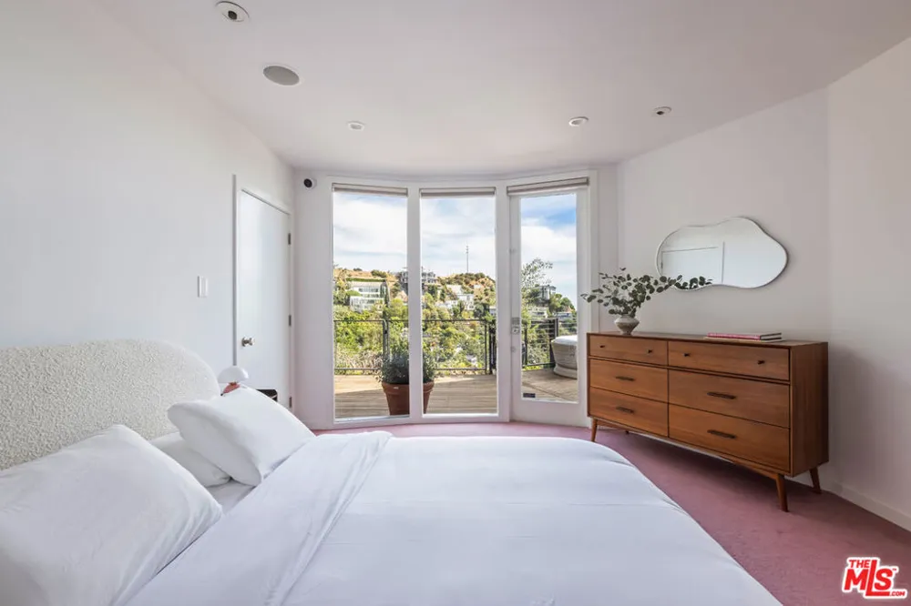 1568 Viewsite Drive Los Angeles, CA 90069