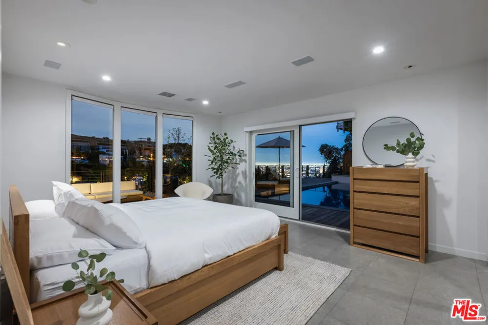 1568 Viewsite Drive Los Angeles, CA 90069
