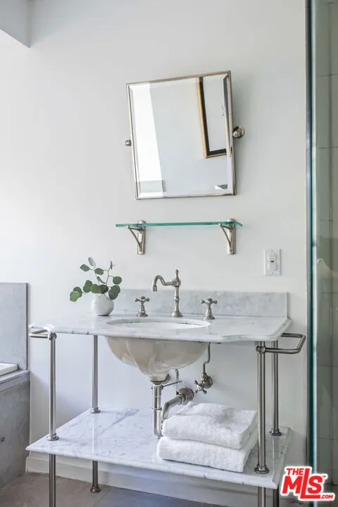 1568 Viewsite Drive Los Angeles, CA 90069