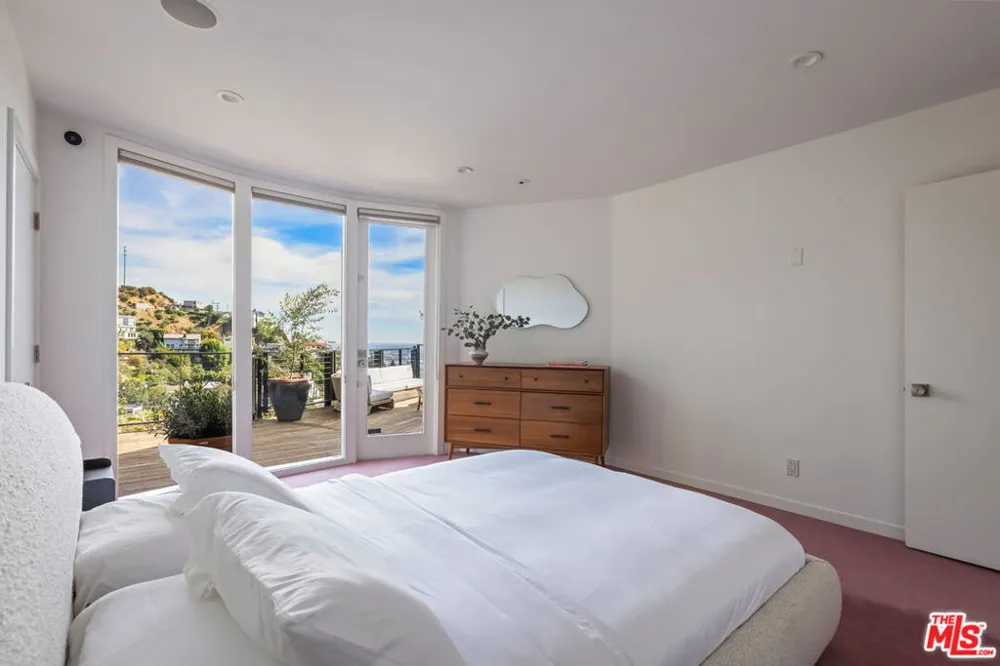 1568 Viewsite Drive Los Angeles, CA 90069