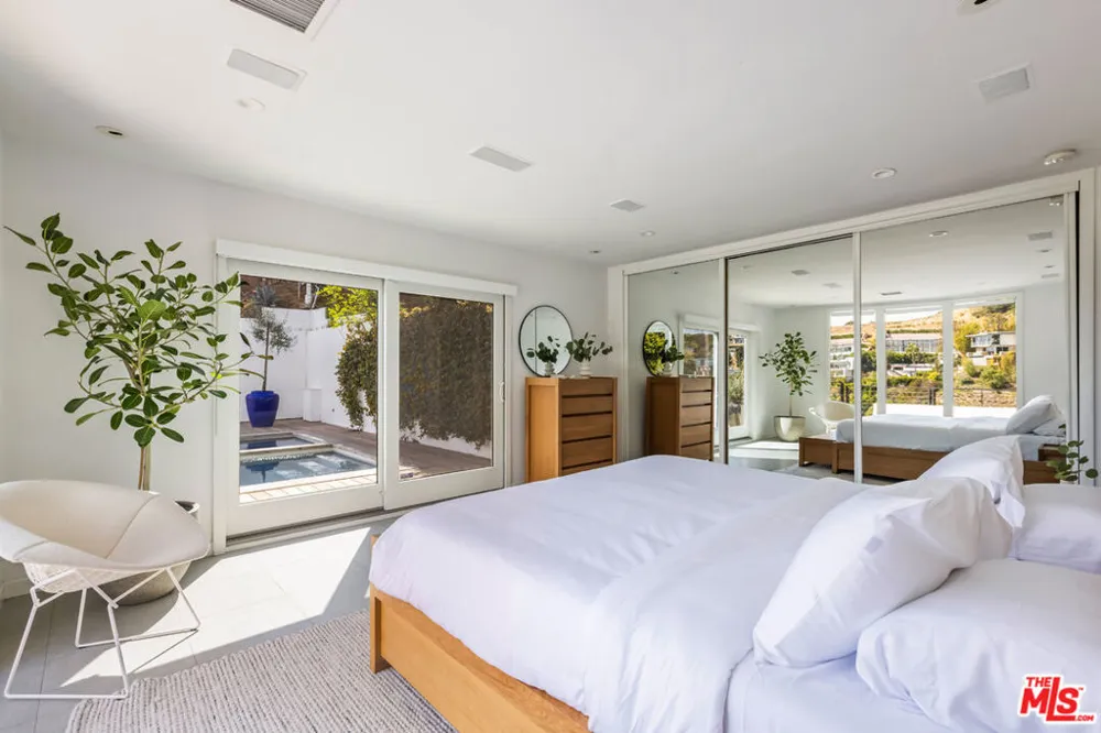 1568 Viewsite Drive Los Angeles, CA 90069