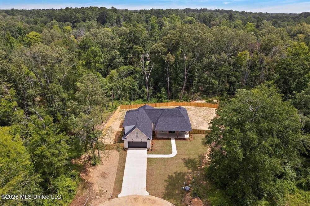 704 Sartoris Cove Terry, MS 39170
