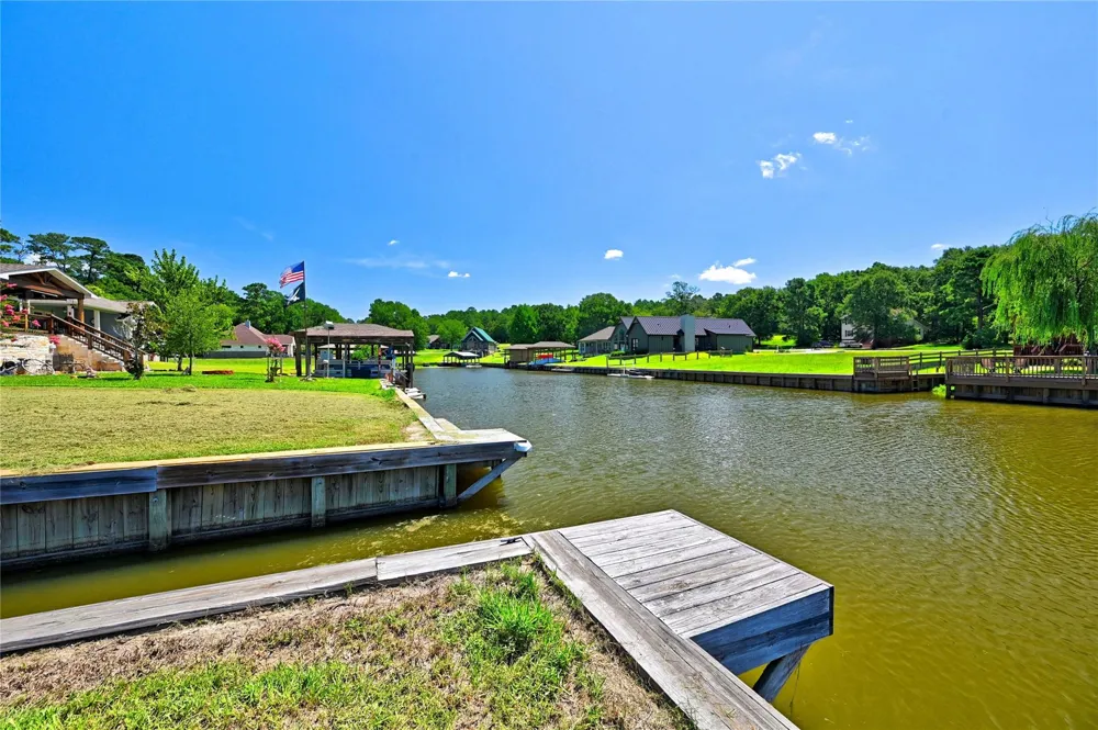 94 Wildwood Lake Drive Huntsville, TX 77340