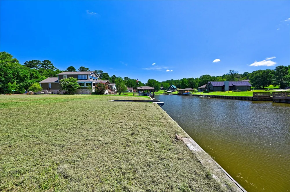 94 Wildwood Lake Drive Huntsville, TX 77340