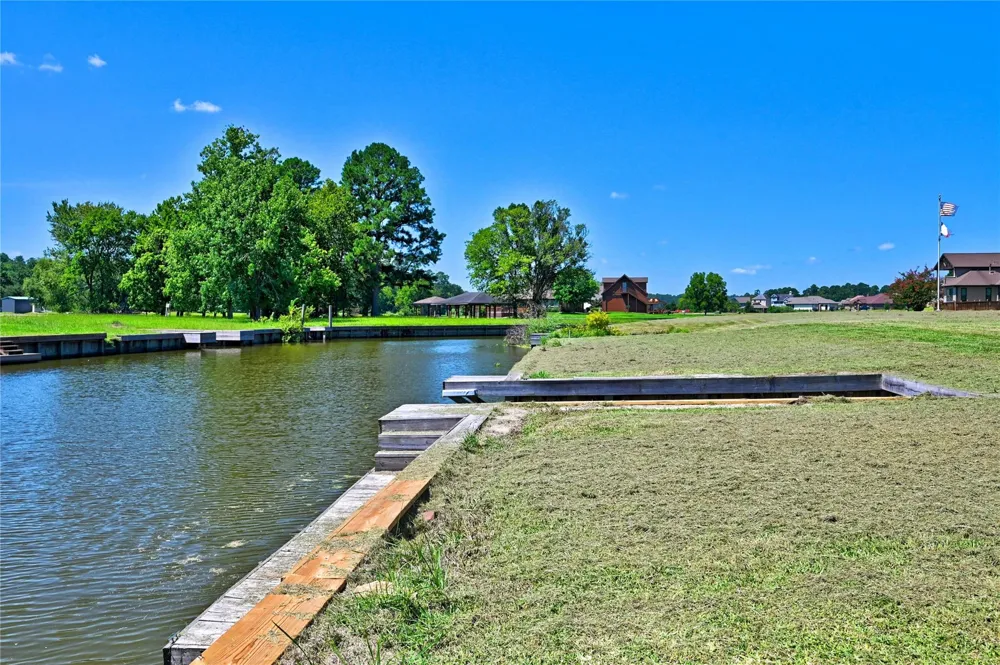 94 Wildwood Lake Drive Huntsville, TX 77340