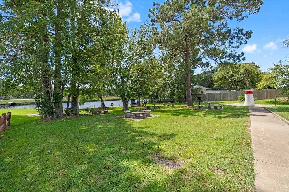 94 Wildwood Lake Drive Huntsville, TX 77340