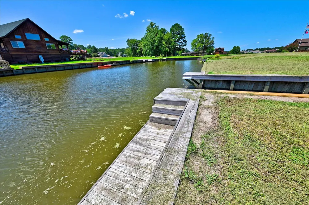 94 Wildwood Lake Drive Huntsville, TX 77340