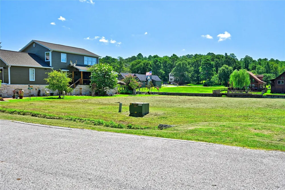 94 Wildwood Lake Drive Huntsville, TX 77340